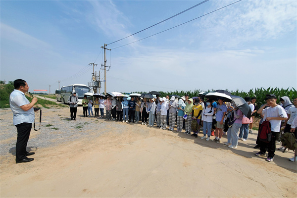 b402f51485ca4def9a16af0ff3198deb.jpg 农场领导介绍基本情况.jpg