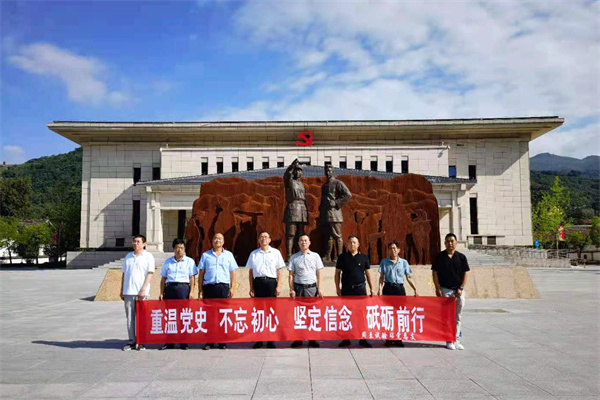 凤县革命纪念馆前合影.jpg