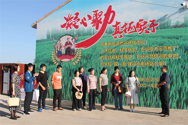 曹新庄试验农场副场长杨永军介绍农场基本情况.jpg