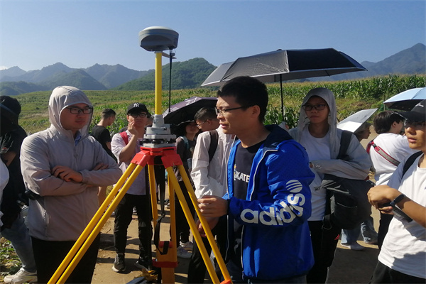 b33d6621ec014cf5b1b09c9c76201e35.jpg 指导老师调试仪器设备.jpg