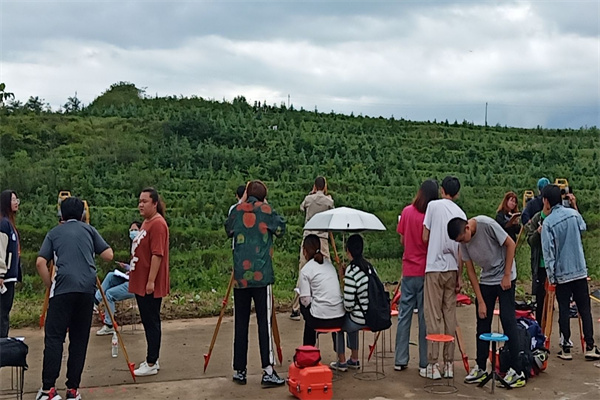 fb6e67b4ac084856b0691a9449e8bd3b.jpg 学生开展测量实习.jpg