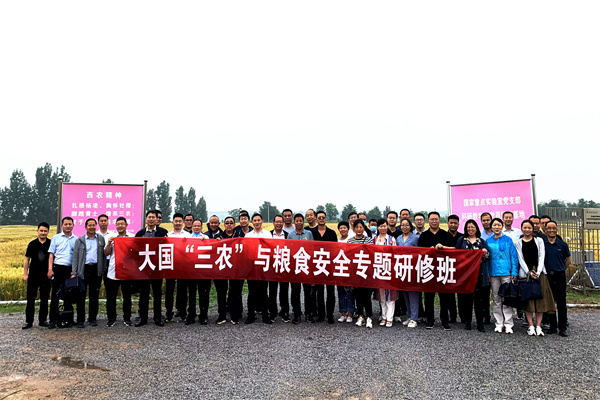 试验地头合影_副本.jpg