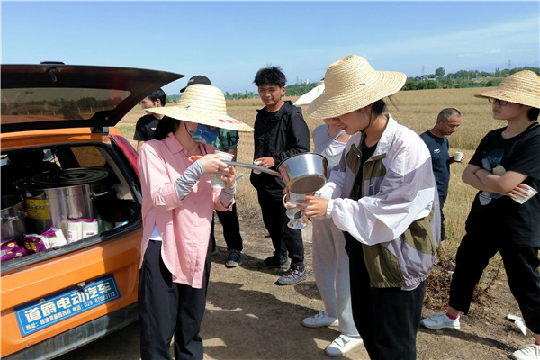 理学院席维鸽老师送清凉.jpg