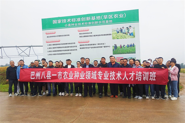 b2609bacd96d44f89057843c404ba009.jpg 培训班合影留念_副本.jpg