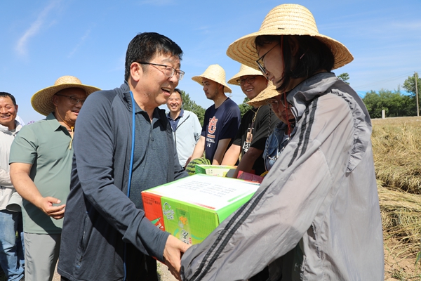 校长吴普特慰问参加三夏劳动的学生_副本.jpg